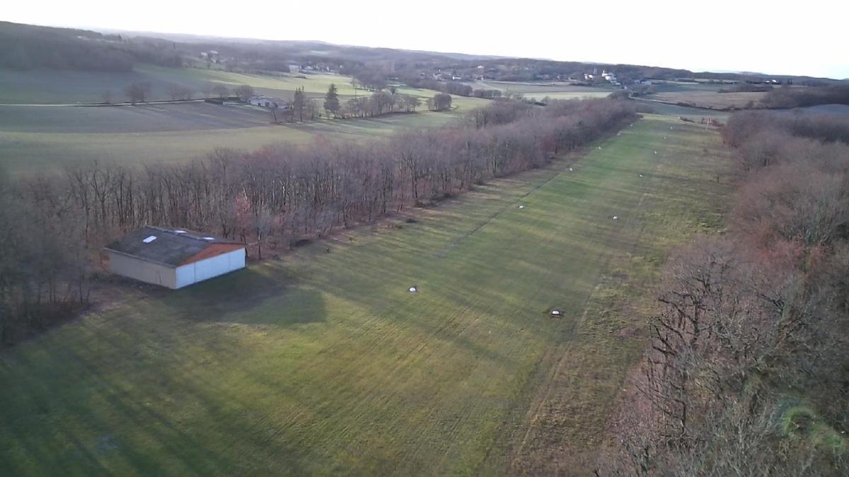 Couloussac Air Force - Gîte de caractère avec aérodrome privé et hangar - Jusqu'à 6 personnes Couloussac Air Force - Gîte de caractère avec aérodrome privé et hangar - Jusqu'à 6 personnes
