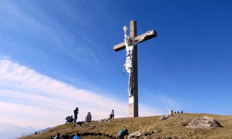 Sorse cent'anni fa la grande croce sul monte Summano