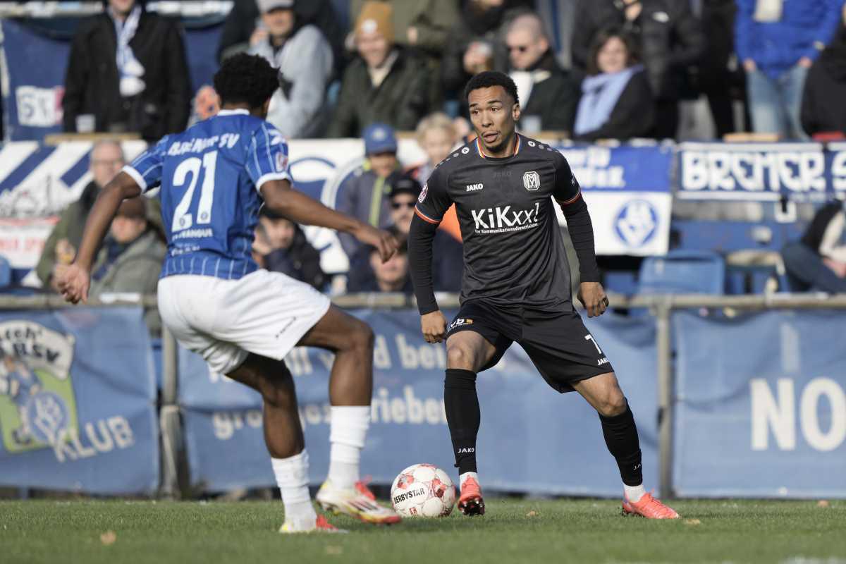 Freitagabend! Flutlicht! Topspiel! Freitagabend! Flutlicht! Topspiel!