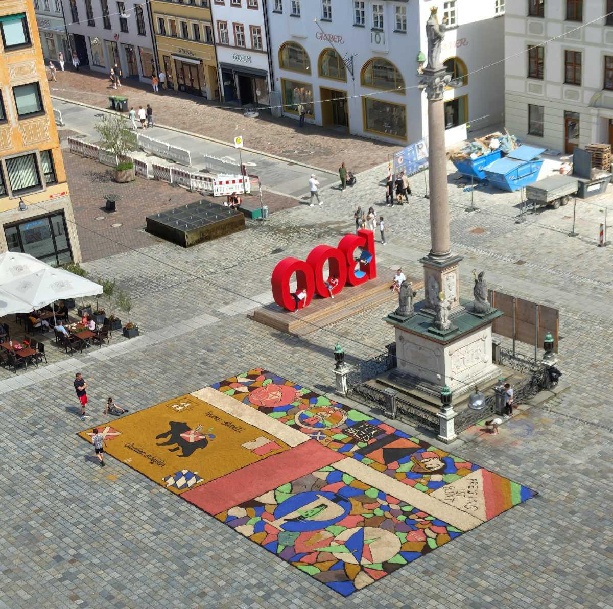 Plötzlich wird der Marienplatz bunt Plötzlich wird der Marienplatz bunt