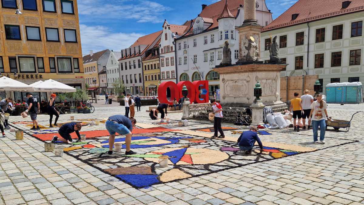 Plötzlich wird der Marienplatz bunt