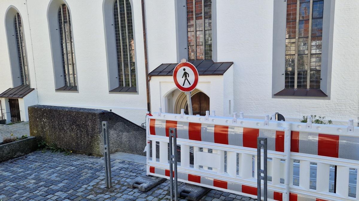 Treppe vor St. Georg teilweise gesperrt