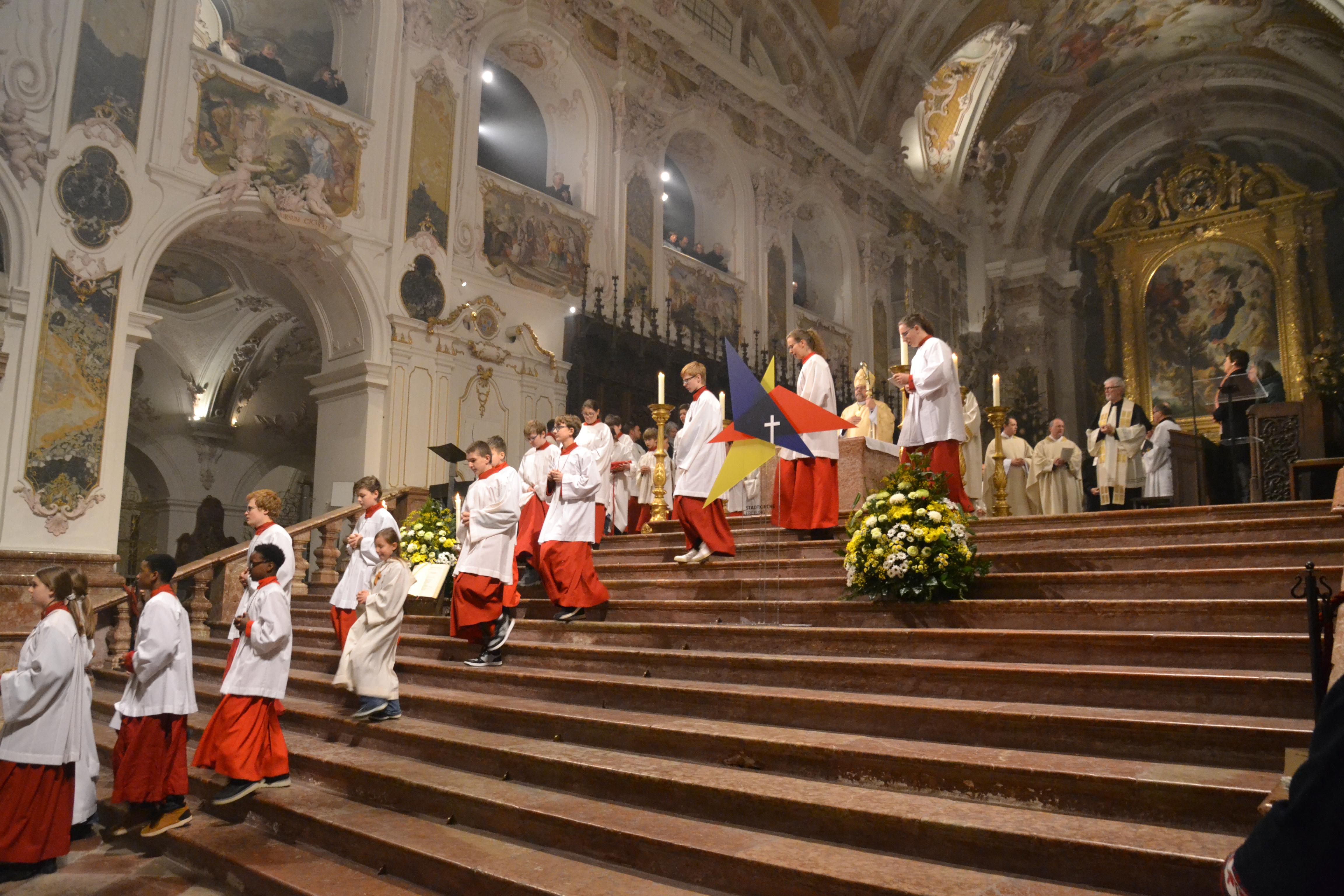 Eine große Zahl Ministranten aus allen Pfarreien bereicherte den Gottesdienst. 