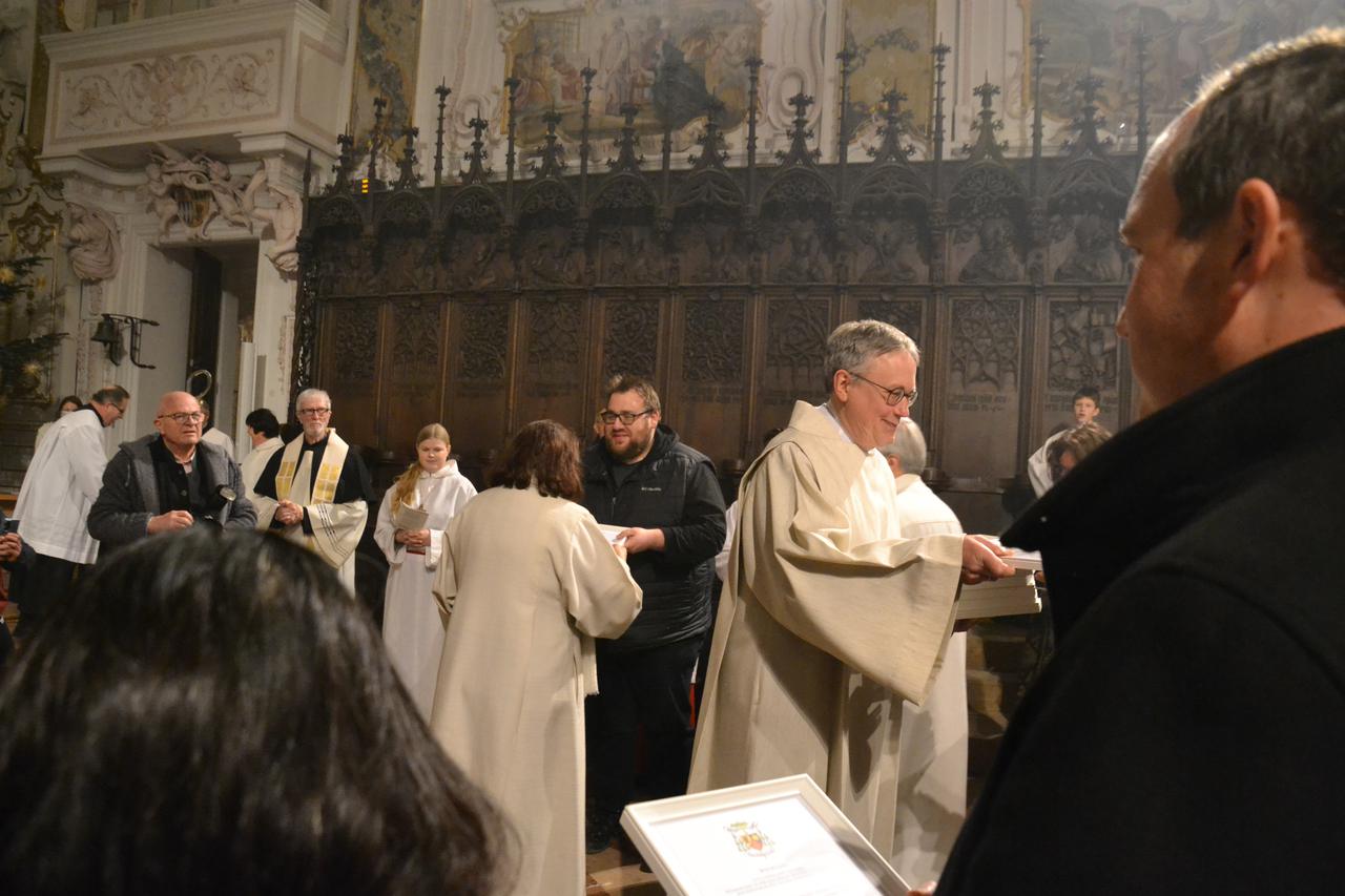 Die Pastoralen Beauftragten übergeben den Mesner:innen die Urkunden für die Kirchen.