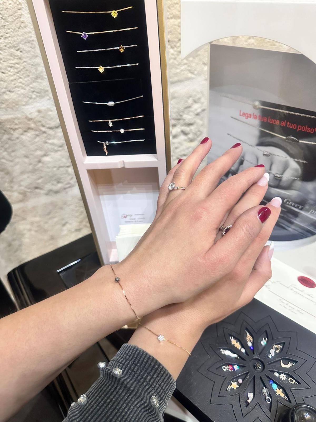 Bracciale luce preziosa saldato al polso Bracciale luce preziosa saldato al polso