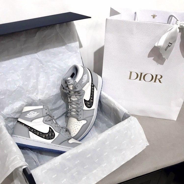 Цена кроссовок Air Jordan 1 Dior - почти 2000$ 👟 Цена кроссовок Air Jordan 1 Dior - почти 2000$ 👟
