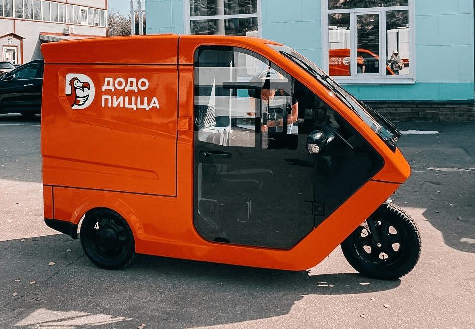«Додо пицца» показала собственный электроскутер для доставки