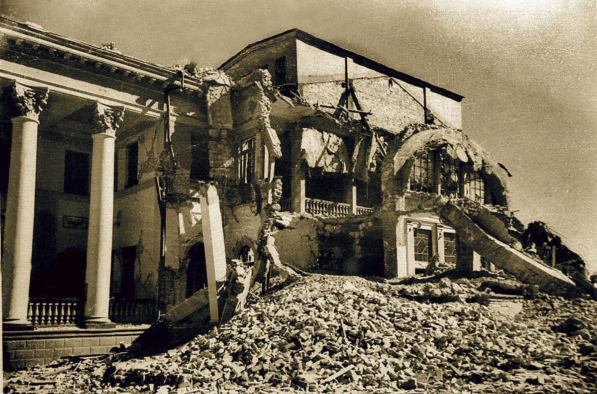 В Ашхабаде почтили память жертв землетрясения 1948 года