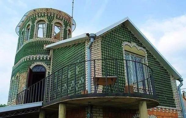 Они стали выпускать пиво в квадратных бутылках, которые и послужили строительным материалом для домов!