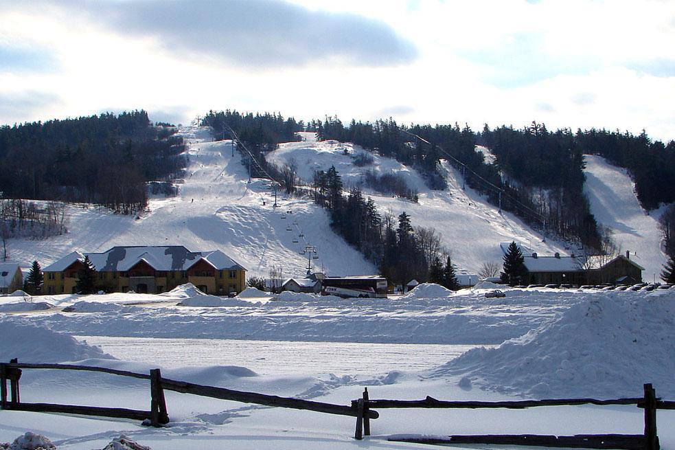 HOLIDAY MAGIC AT BLUE MOUNTAIN HOLIDAY MAGIC AT BLUE MOUNTAIN