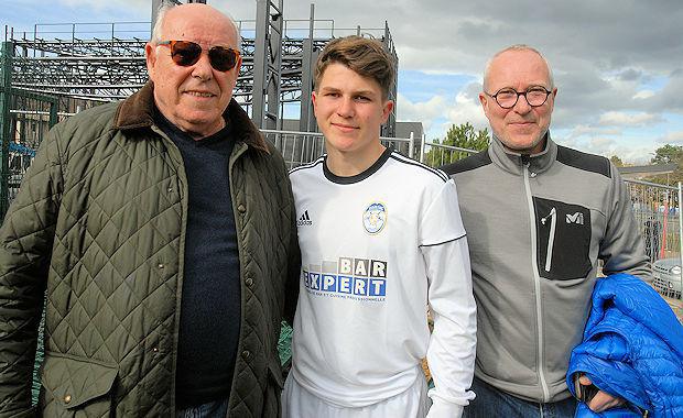 De gauche à droite Louba Mihajlovic, le grand père (ex OL), Martin, le petit-fils (FC DOMTAC) et Viva, le fils de Louba et père de Martin.