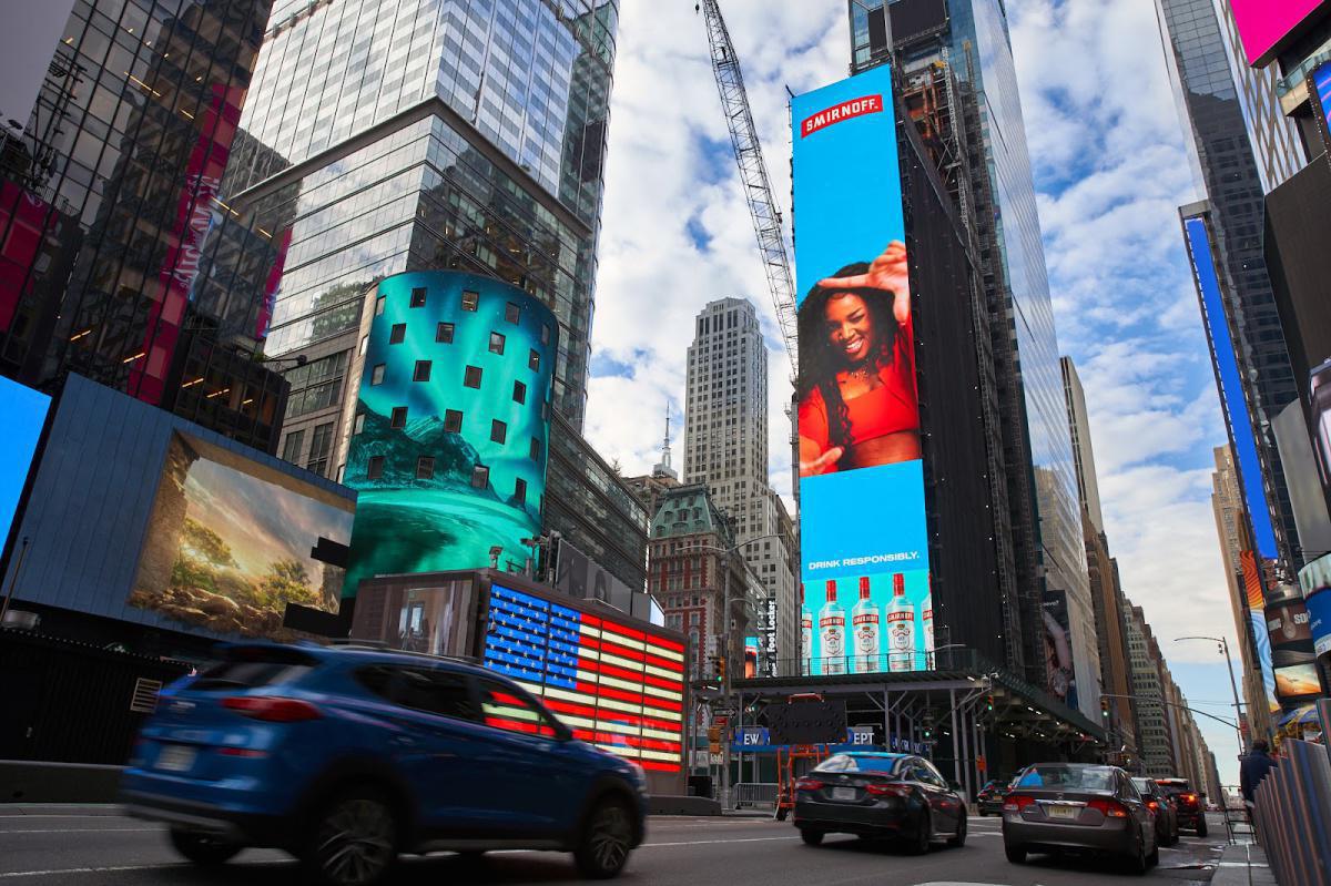 Smirnoff lança nova campanha "Nossa vibe a gente faz" na Times Square, em Nova Iorque, com participação da cantora Iza 