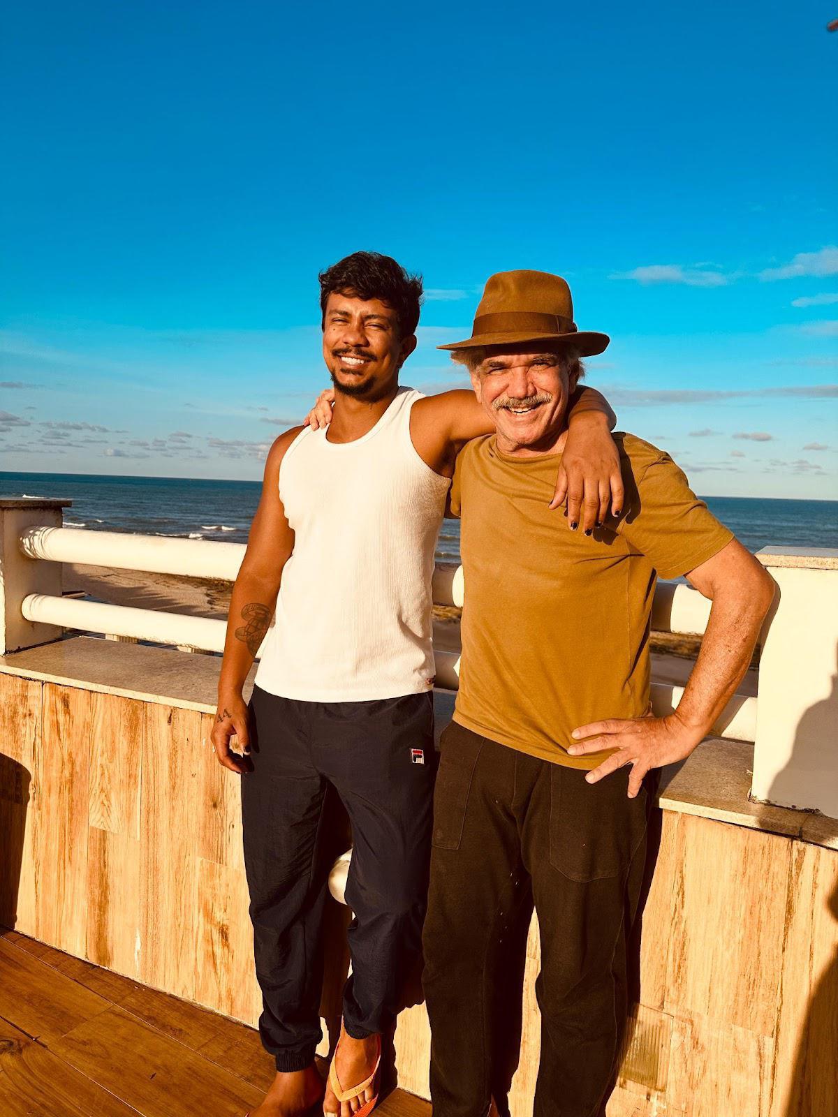  Xamã e Jackson Antunes posam juntos na Bahia antes das gravações de "Renascer"