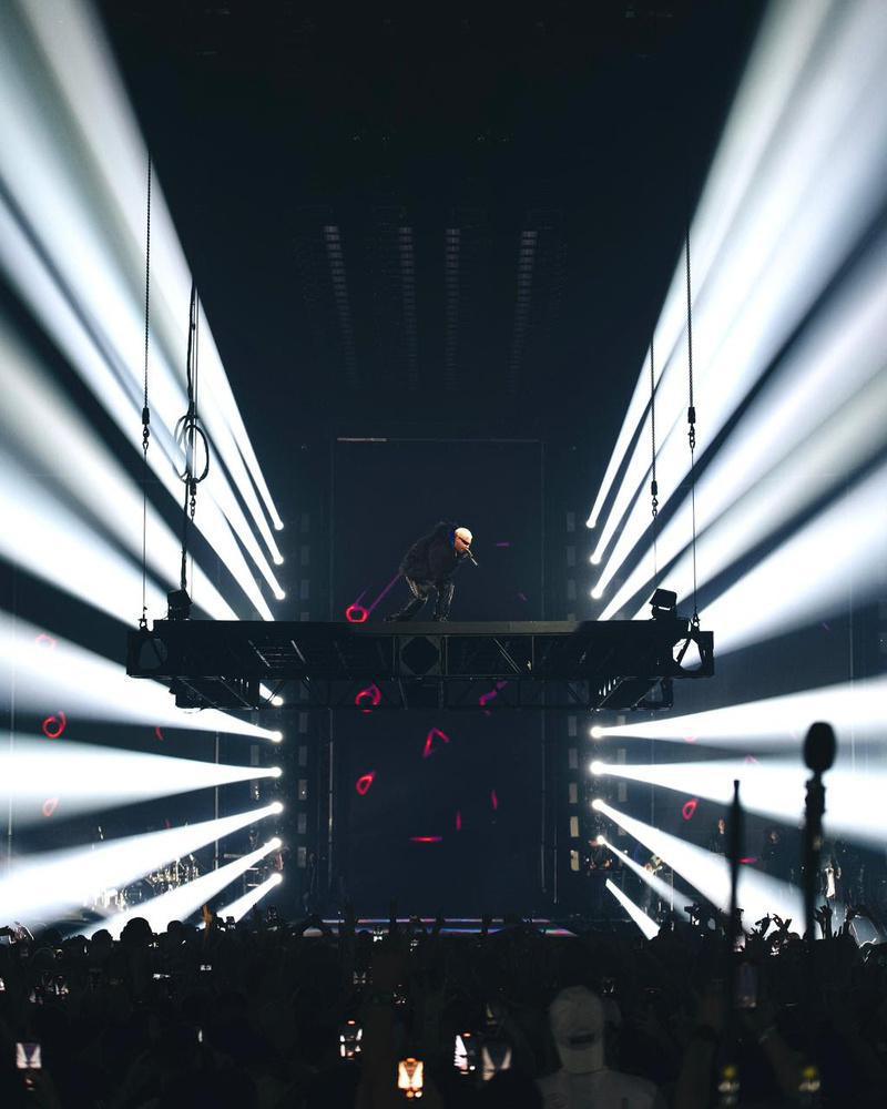 FRXV: em gravação de DVD que antecipa sua tour de 2024, Filipe Ret surpreende fãs com palco tecnológico