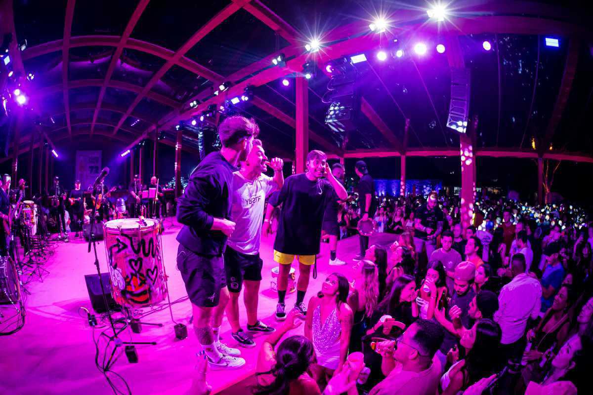 Mumuzinho e Jeito Moleque celebram o pagode na festa "Deu Samba" 