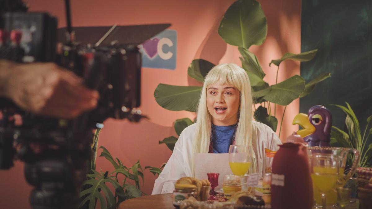 Com referências à términos de famosos, Luiza Martins apresenta o divertido clipe de "Carinho e Respeito"