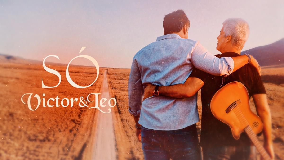 Público celebra volta da poesia com Victor & Léo