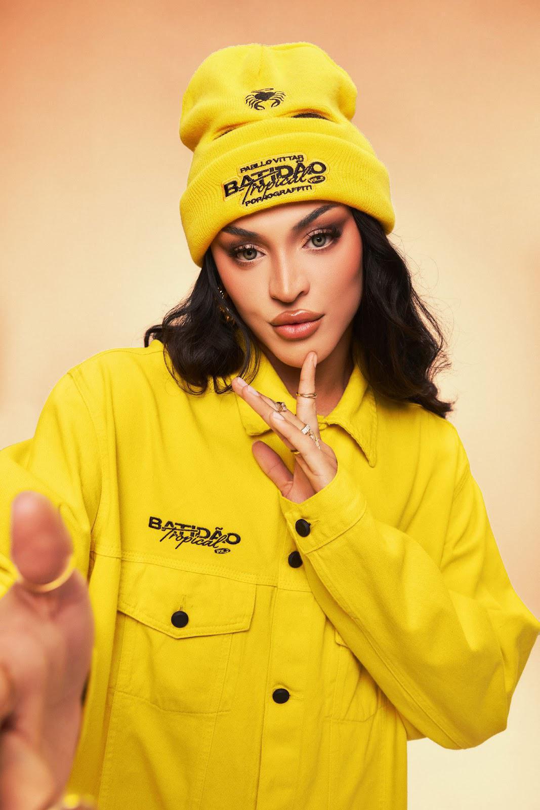  Pabllo Vittar lança colaboração explosiva de looks com Pornograffiti em merch de Batidão Tropical Vol. 2