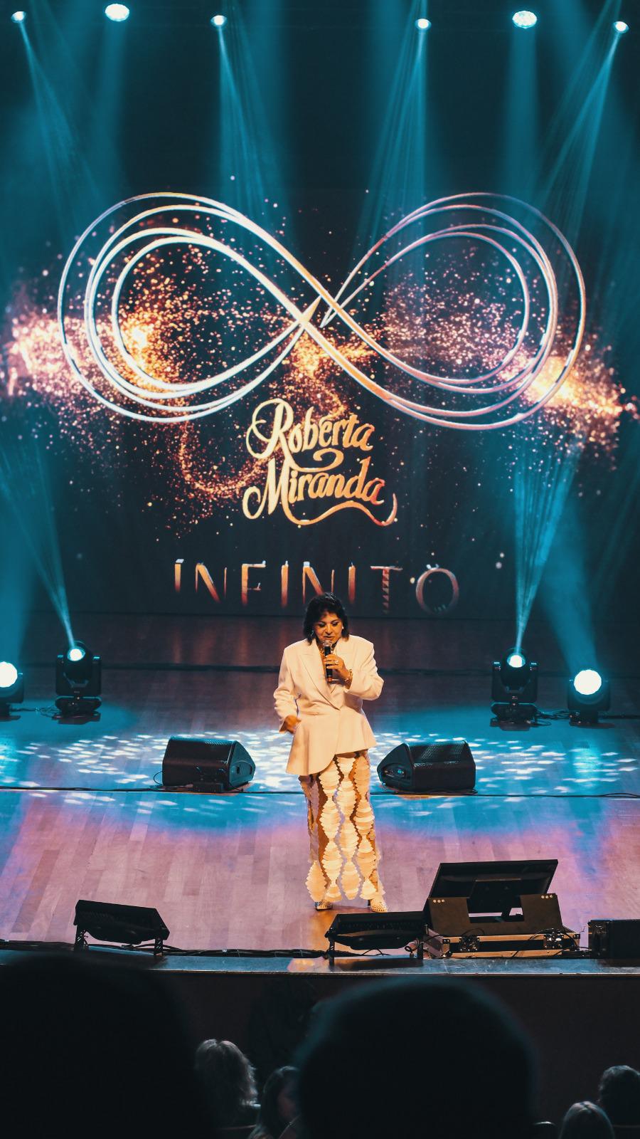 Roberta Miranda lota teatro em Curitiba (PR) com primeiro show da turnê INFINITO Roberta Miranda lota teatro em Curitiba (PR) com primeiro show da turnê INFINITO
