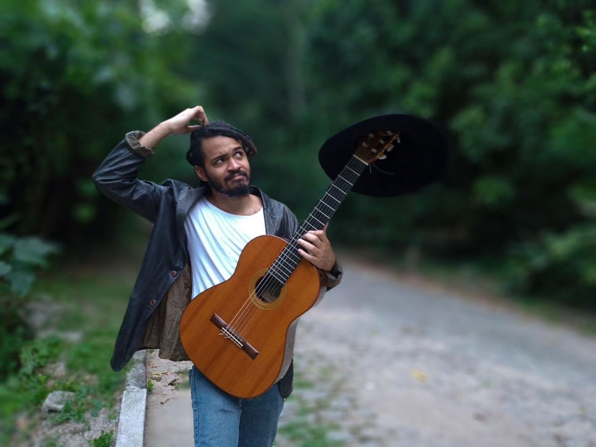 Chico Brown apresenta o show 'Máquina do Tempo', dia 11 de maio no Manouche Chico Brown apresenta o show 'Máquina do Tempo', dia 11 de maio no Manouche