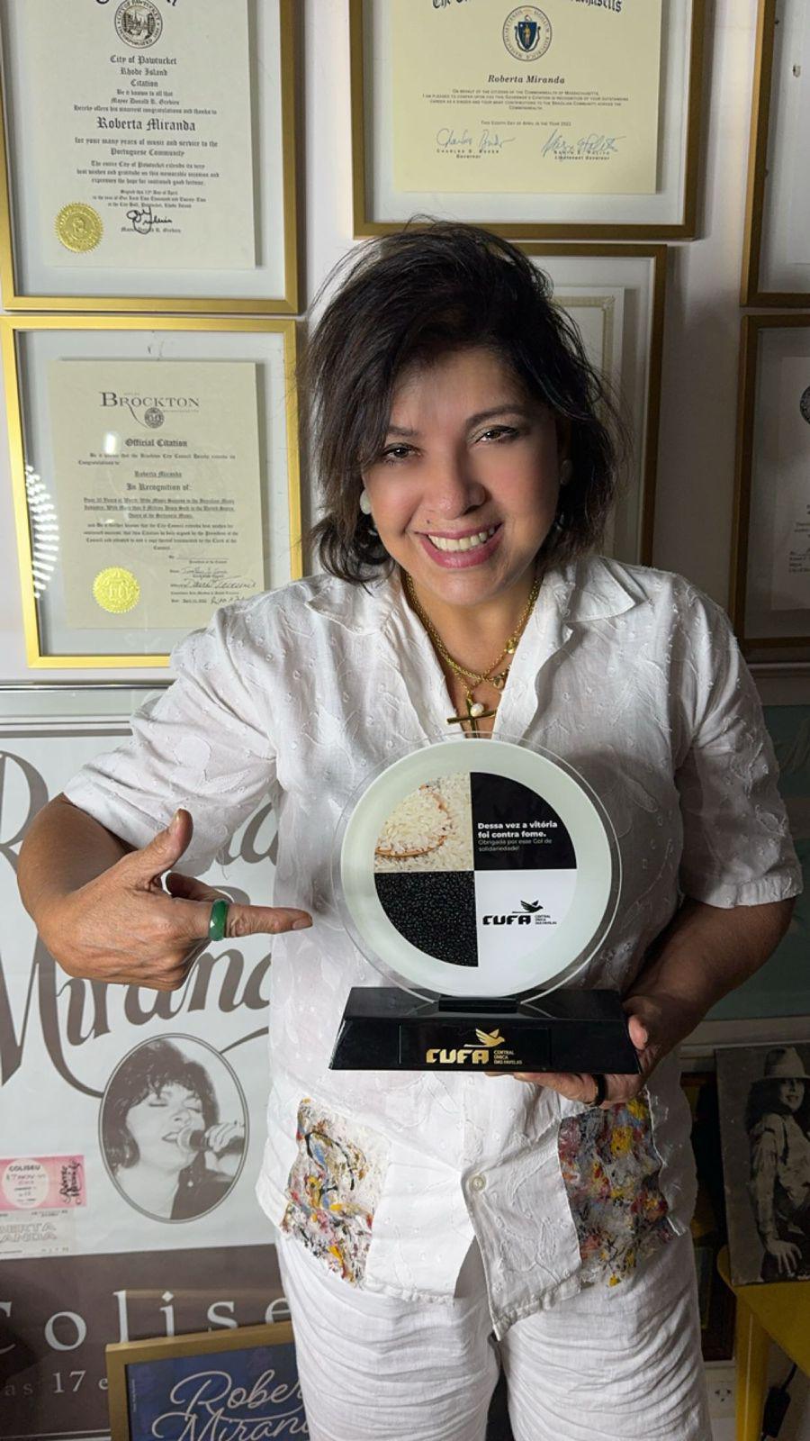 Com o objetivo de ajudar as vítimas das enchentes que estão atingindo o Rio Grande do Sul, a Canto Livre Produções Artísticas Ltda., escritório que representa a cantora Roberta Miranda, informa que a artista enviou ao Estado um carregamento de Com o objetivo de ajudar as vítimas das enchentes que estão atingindo o Rio Grande do Sul, a Canto Livre Produções Artísticas Ltda., escritório que representa a cantora Roberta Miranda, informa que a artista enviou ao Estado um carregamento de