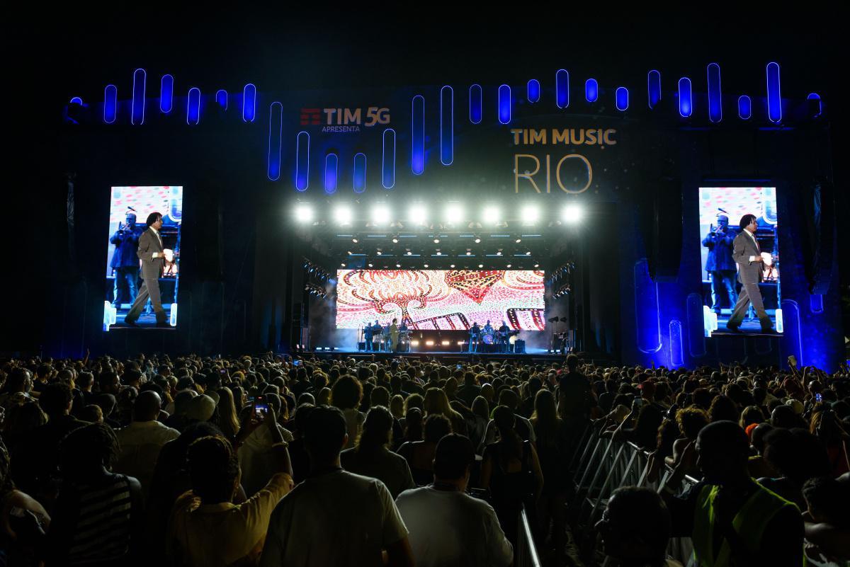 TIM Music Rio finaliza apresentações com grande show de Djavan em noite iluminada na praia de Copacabana