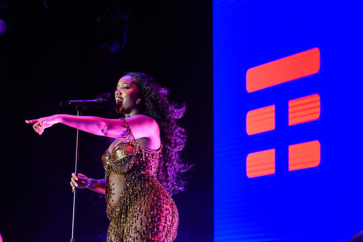 TIM Music Rio finaliza apresentações com grande show de Djavan em noite iluminada na praia de Copacabana TIM Music Rio finaliza apresentações com grande show de Djavan em noite iluminada na praia de Copacabana