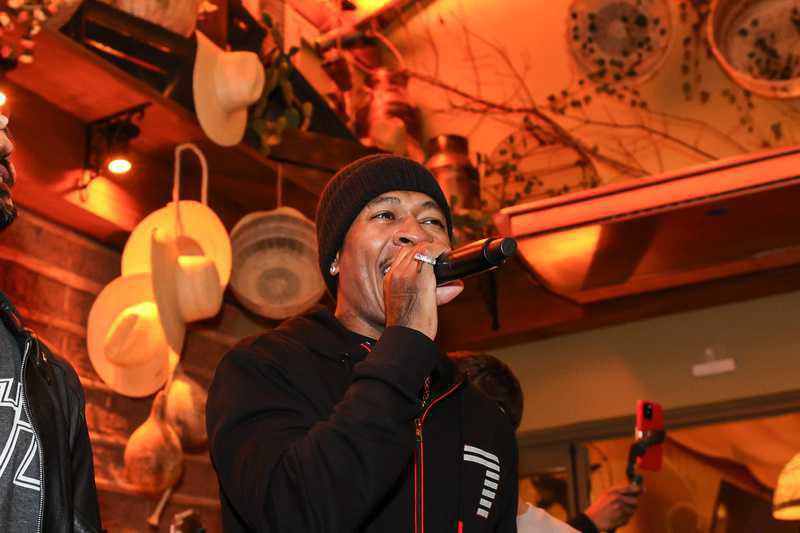 Leizinho, vocalista do Turma do Pagode, faz participação surpresa na inauguração do Tatu Bola em Santana Leizinho, vocalista do Turma do Pagode, faz participação surpresa na inauguração do Tatu Bola em Santana