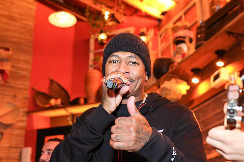 Leizinho, vocalista do Turma do Pagode, faz participação surpresa na inauguração do Tatu Bola em Santana Leizinho, vocalista do Turma do Pagode, faz participação surpresa na inauguração do Tatu Bola em Santana