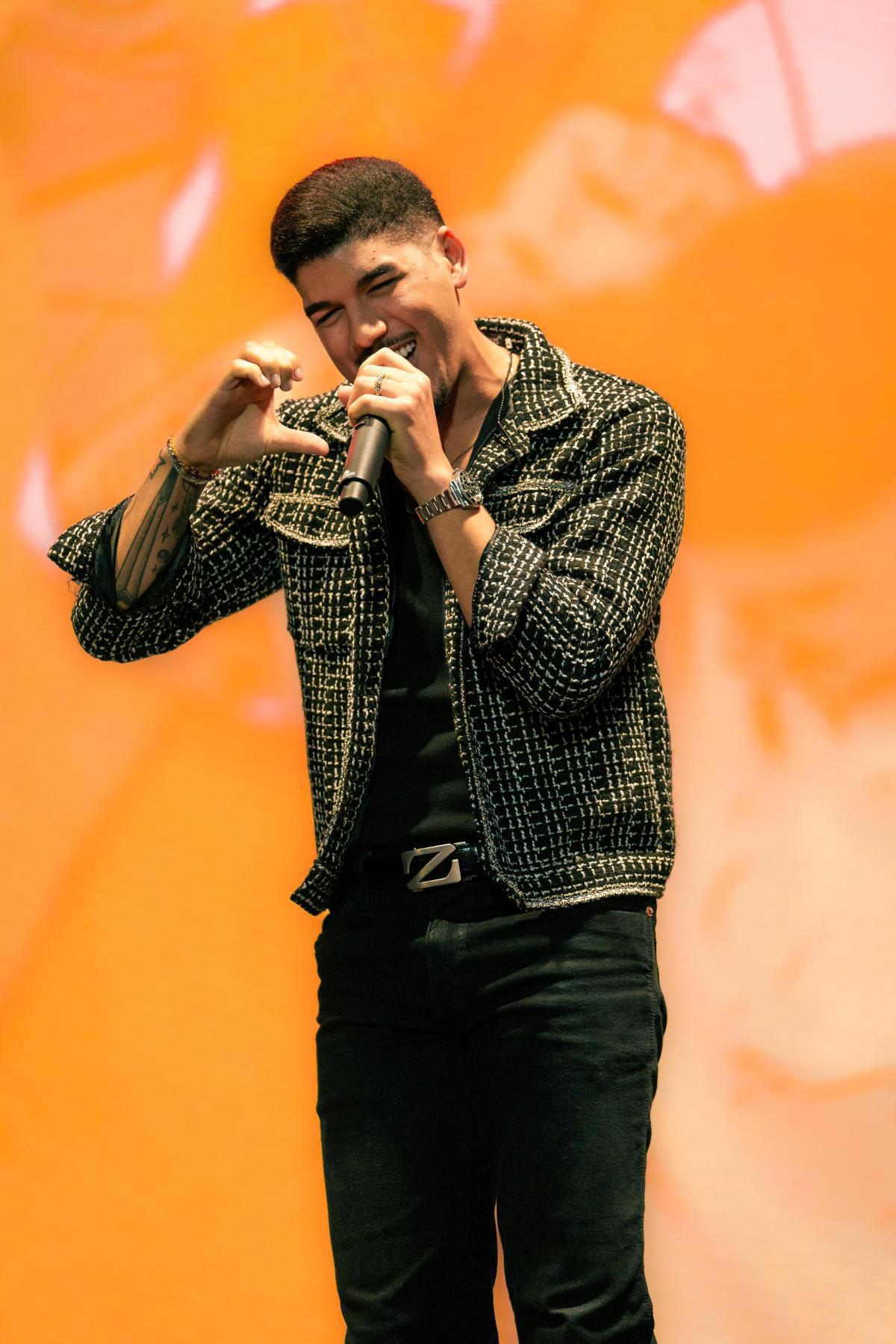 Zé Vaqueiro emociona público de mais de 60 mil pessoas no São João de Campina Grande Zé Vaqueiro emociona público de mais de 60 mil pessoas no São João de Campina Grande