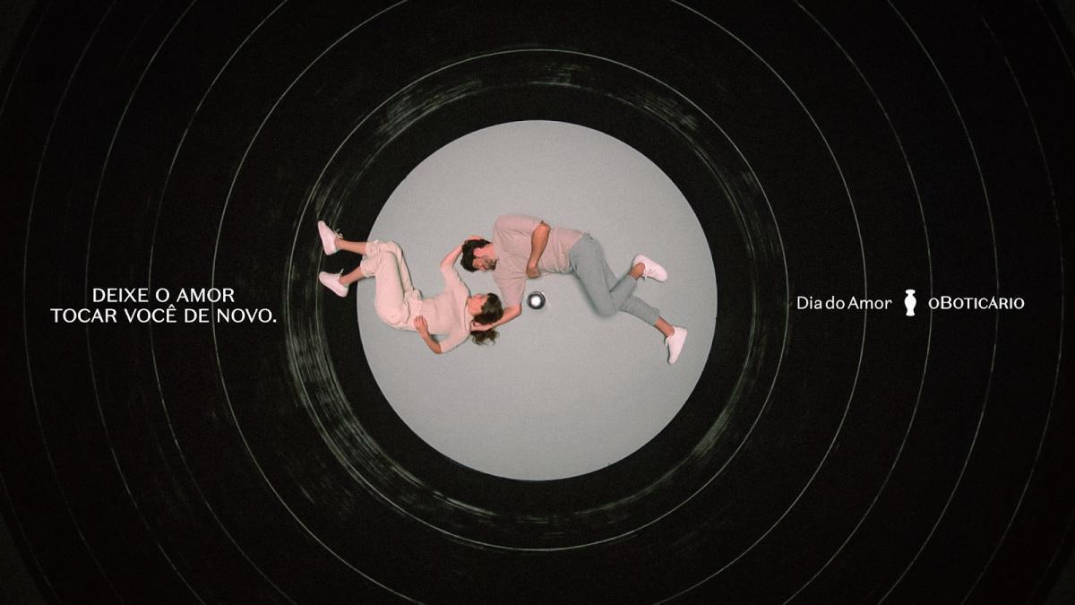 O Boticário convida consumidores a seguir acreditando no amor, com filme que retrata recomeços e relembra que o sentimento ainda é possível O Boticário convida consumidores a seguir acreditando no amor, com filme que retrata recomeços e relembra que o sentimento ainda é possível