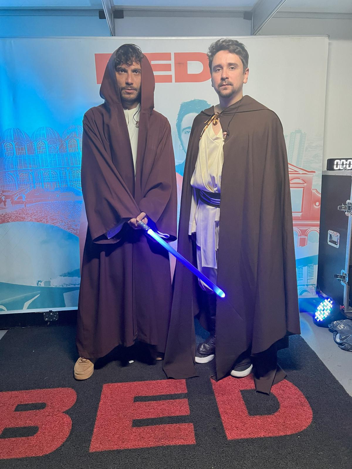 Fantasiados de Mestres Jedi, Bruninho & Davi levam mais de 10 mil pessoas para o Bota Fora