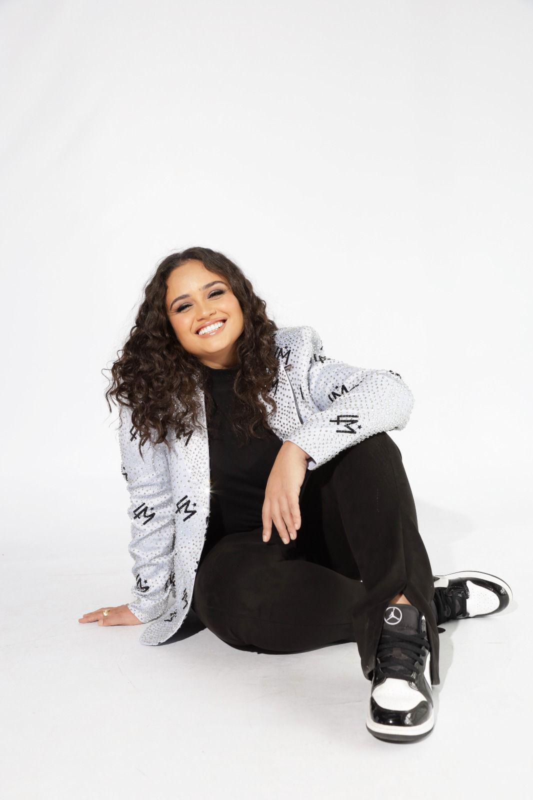 Luiza Martins comemora sucesso do EP “Intensa Até Demais” com lançamento do clipe da faixa “Herói e Vilão” Luiza Martins comemora sucesso do EP “Intensa Até Demais” com lançamento do clipe da faixa “Herói e Vilão”