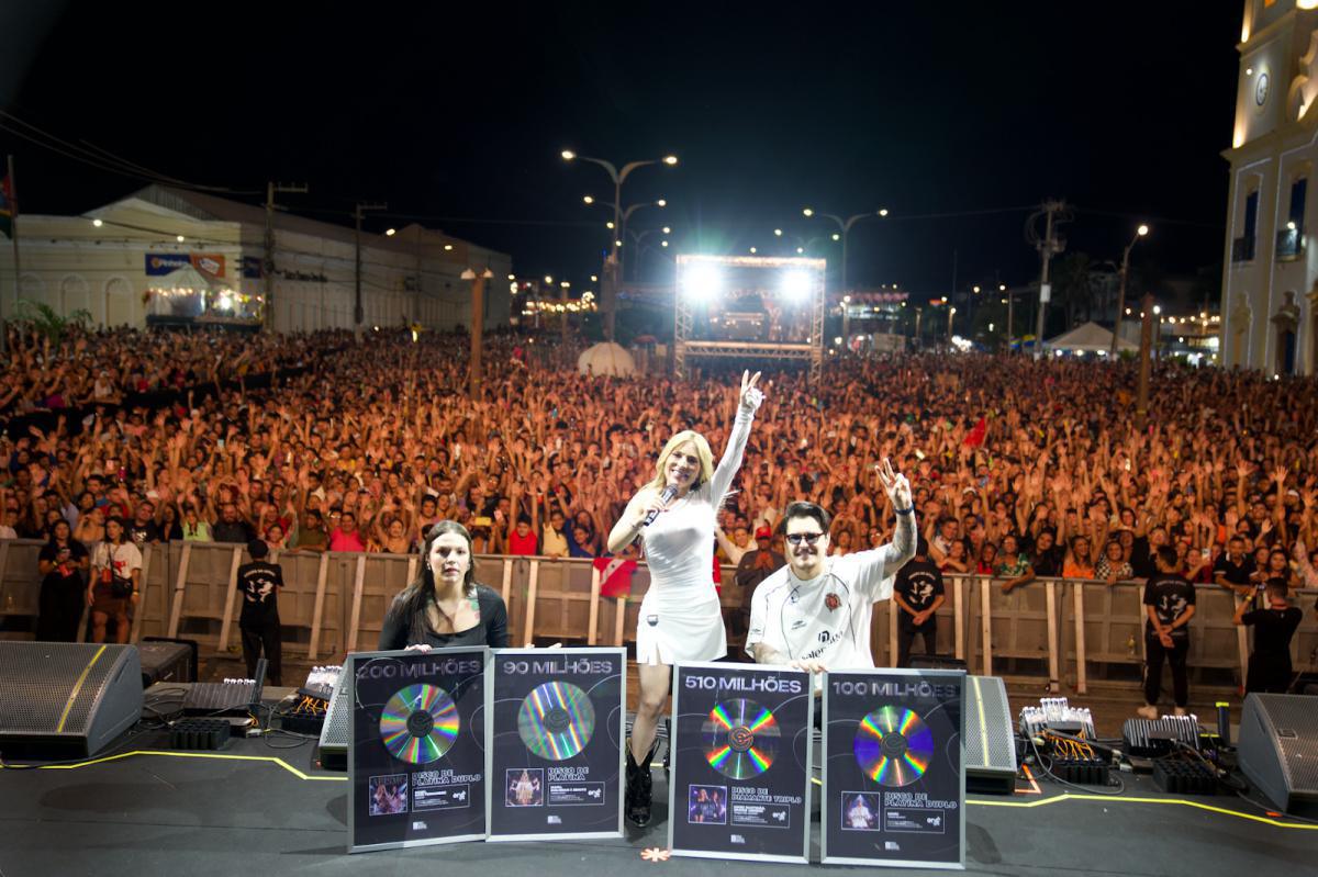Manu Bahtidão conquista certificado de Diamante Triplo com "Daqui Pra Sempre" Manu Bahtidão conquista certificado de Diamante Triplo com "Daqui Pra Sempre"