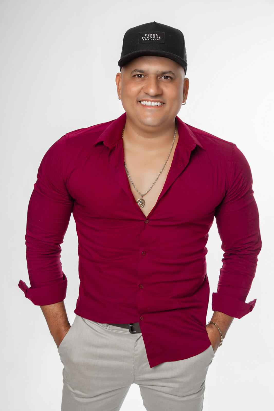 "Chicote Estrala", de Ceian Muniz, chega nesta sexta-feira (05) nas plataformas digitais "Chicote Estrala", de Ceian Muniz, chega nesta sexta-feira (05) nas plataformas digitais