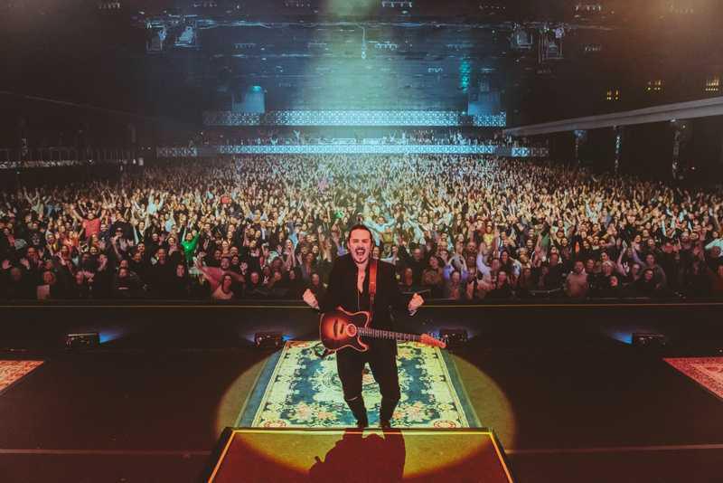  Com ingressos esgotados, Dino Fonseca sobe pela primeira vez ao palco do Espaço Unimed e realiza show histórico em São Paulo 