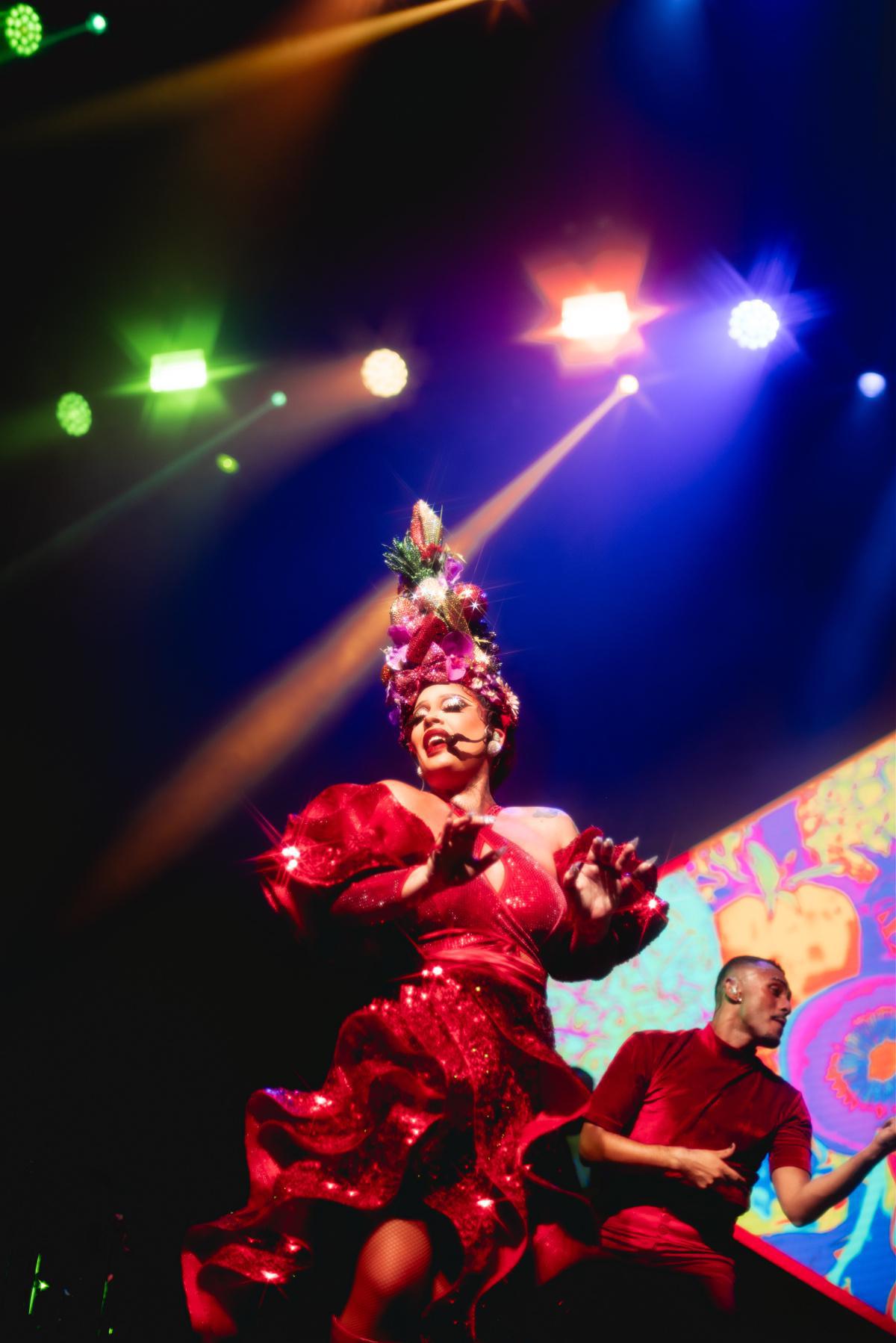 Gloria Groove homenageia Carmen Miranda em encerramento de turnê internacional