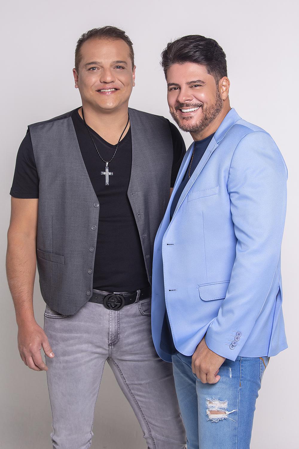 Sandro e Gustavo relançam "A Garagem da Vizinha" com participação de Manoel Gomes nesta quinta-feira (25) Sandro e Gustavo relançam "A Garagem da Vizinha" com participação de Manoel Gomes nesta quinta-feira (25)