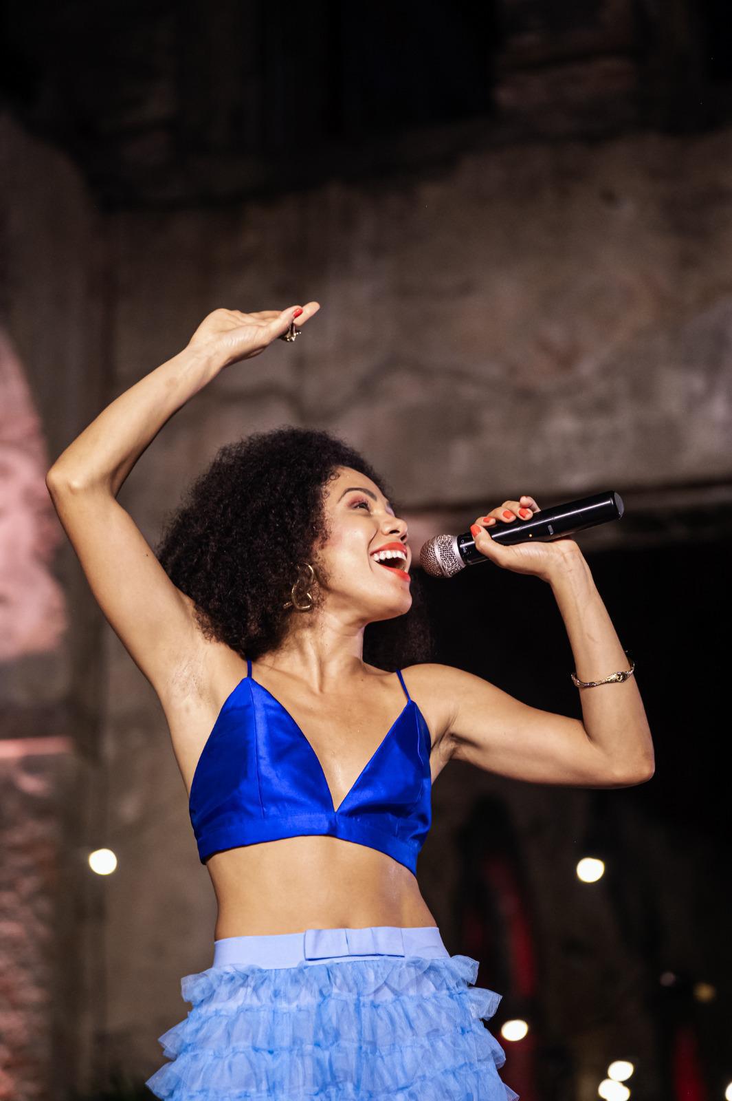 Leticia Caires, artista da Baixada Santista, faz show no próximo dia 3, em Santos Leticia Caires, artista da Baixada Santista, faz show no próximo dia 3, em Santos