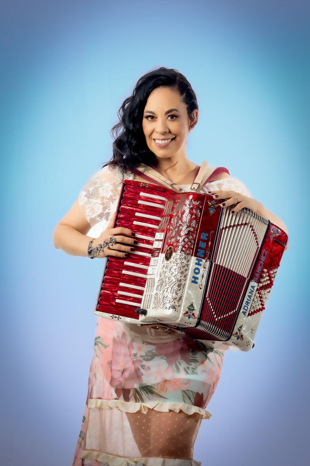 Música / Lançamento: Com “Pra Você” e “Dança”, Adriana Sanchez completa o novo álbum “Sanfona Feminina” Música / Lançamento: Com “Pra Você” e “Dança”, Adriana Sanchez completa o novo álbum “Sanfona Feminina”