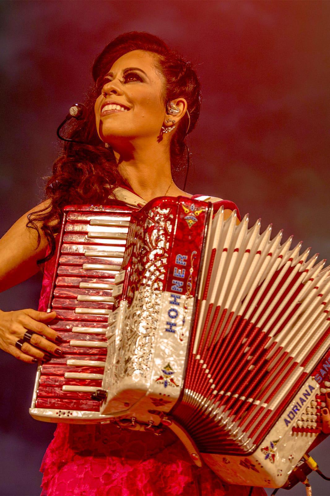 Música / Lançamento: Com “Pra Você” e “Dança”, Adriana Sanchez completa o novo álbum “Sanfona Feminina” Música / Lançamento: Com “Pra Você” e “Dança”, Adriana Sanchez completa o novo álbum “Sanfona Feminina”