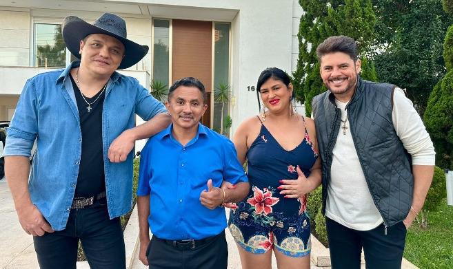 Sandro e Gustavo lançam clipe da nova versão de "A Garagem da Vizinha" com participação de Manoel Gomes Sandro e Gustavo lançam clipe da nova versão de "A Garagem da Vizinha" com participação de Manoel Gomes