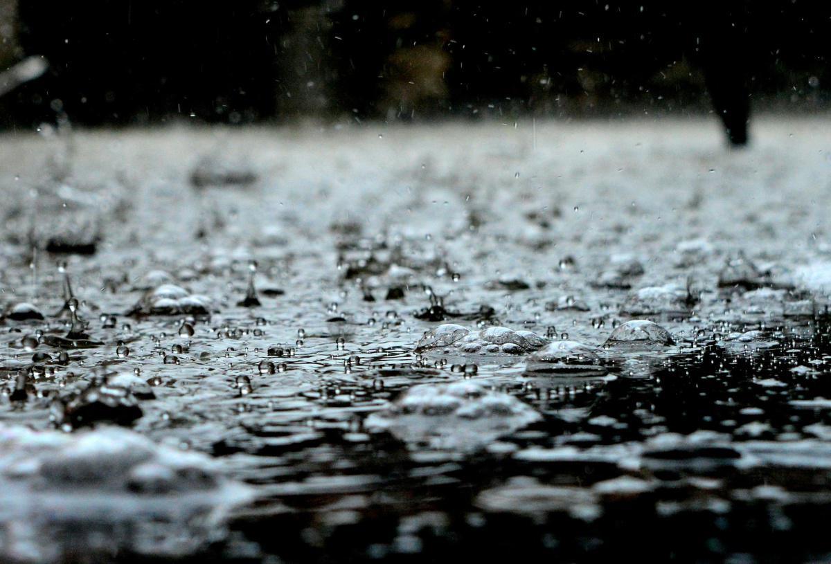 Por que barulho de chuva acalma e ajuda a dormir?