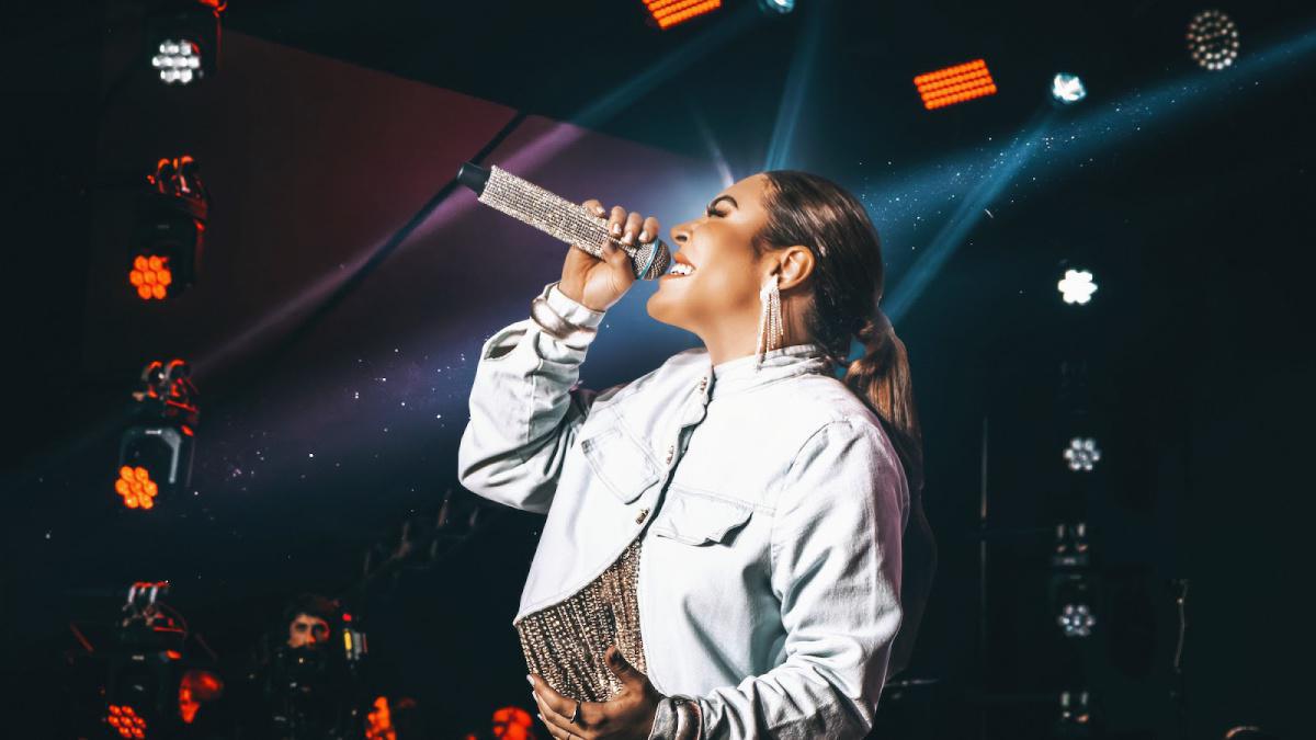 Naiara Azevedo lança "Releituras", com regravações de sucesso da sua carreira Naiara Azevedo lança "Releituras", com regravações de sucesso da sua carreira
