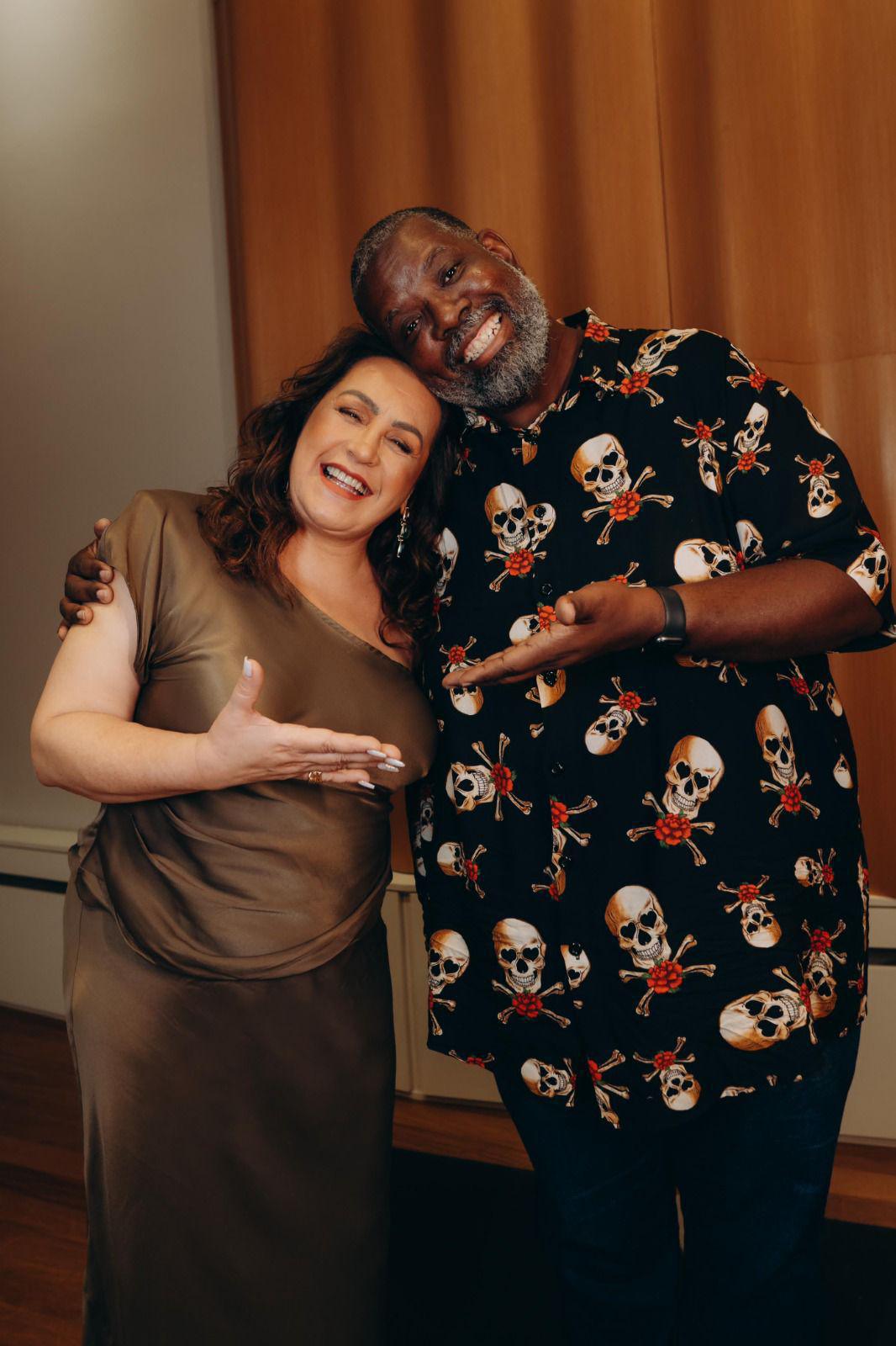 Gina Garcia e Péricles celebram sucesso de “Dá pra ser Feliz” com mais de 1 milhão de views no YouTube Gina Garcia e Péricles celebram sucesso de “Dá pra ser Feliz” com mais de 1 milhão de views no YouTube