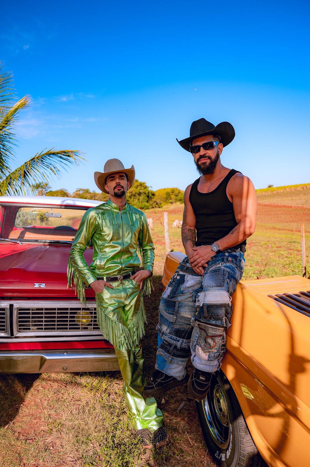 DENNIS lança clipe de "F1000", faixa com Luan Pereira