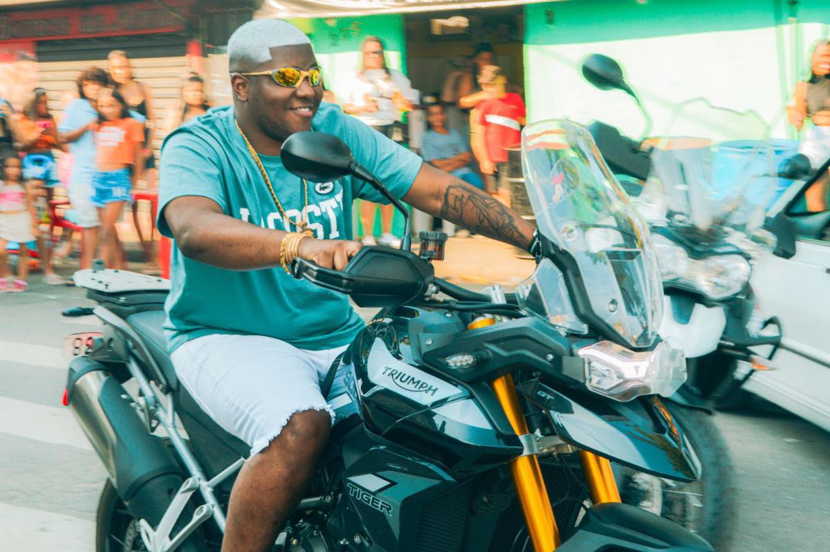 MC JVila, MC Tuto e MC Marks unidos em novo hit ‘Pra Lá e Pra Cá’ MC JVila, MC Tuto e MC Marks unidos em novo hit ‘Pra Lá e Pra Cá’