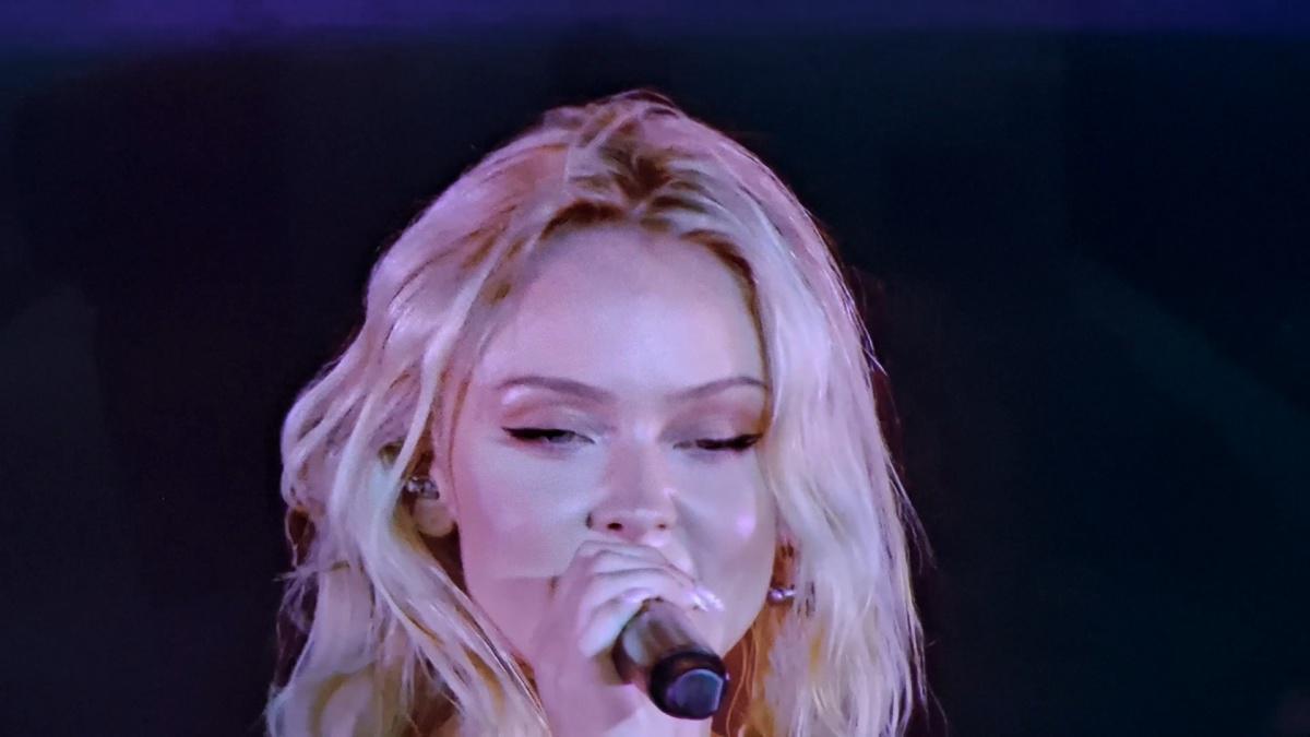 Zara Larsson realizou um show dançante no Rock In Rio 2024, a cantora sueca entrou no palco com um short personalizado do Brasil