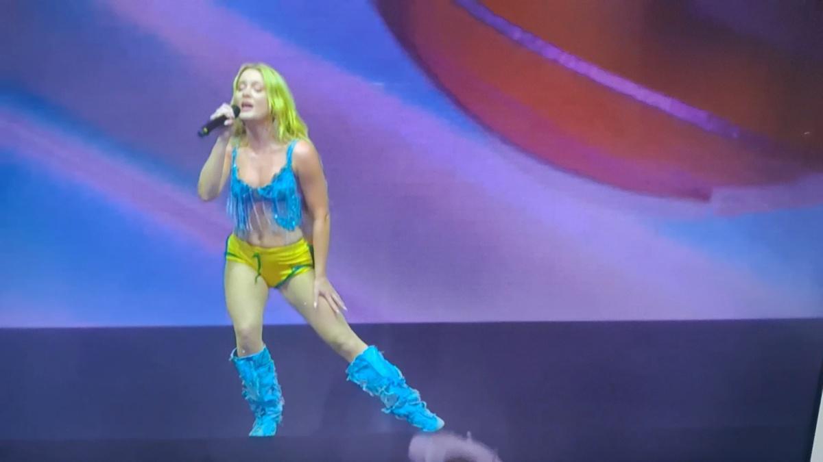 Zara Larsson realizou um show dançante no Rock In Rio 2024, a cantora sueca entrou no palco com um short personalizado do Brasil