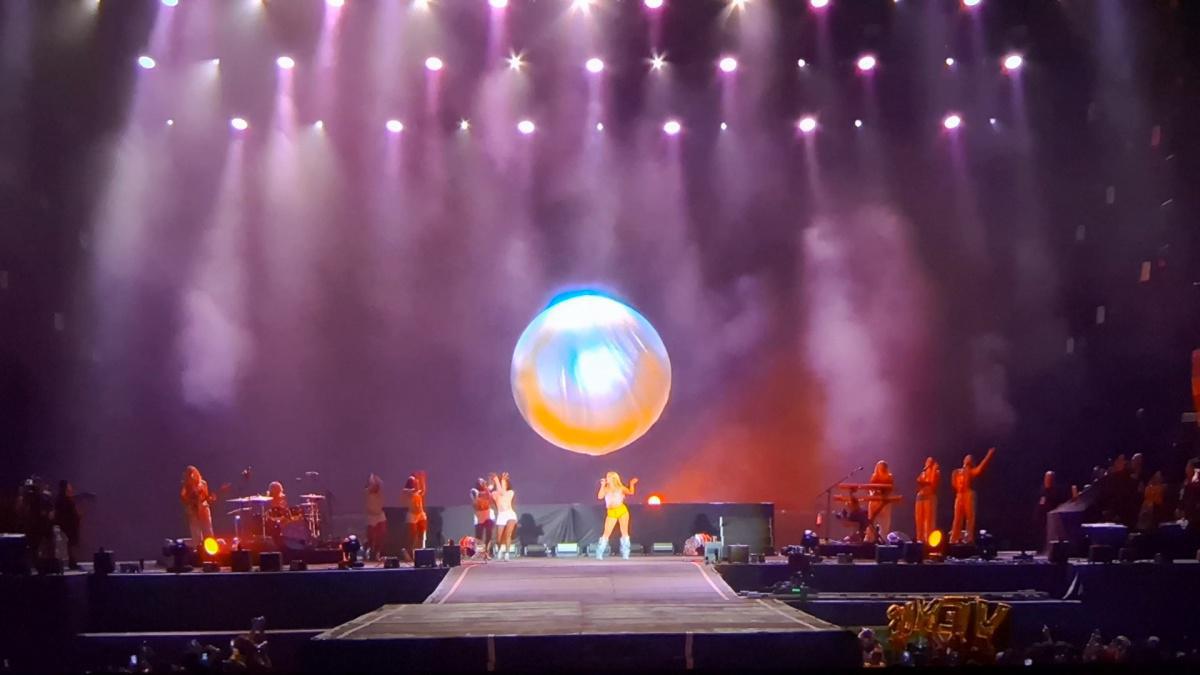 Zara Larsson realizou um show dançante no Rock In Rio 2024, a cantora sueca entrou no palco com um short personalizado do Brasil